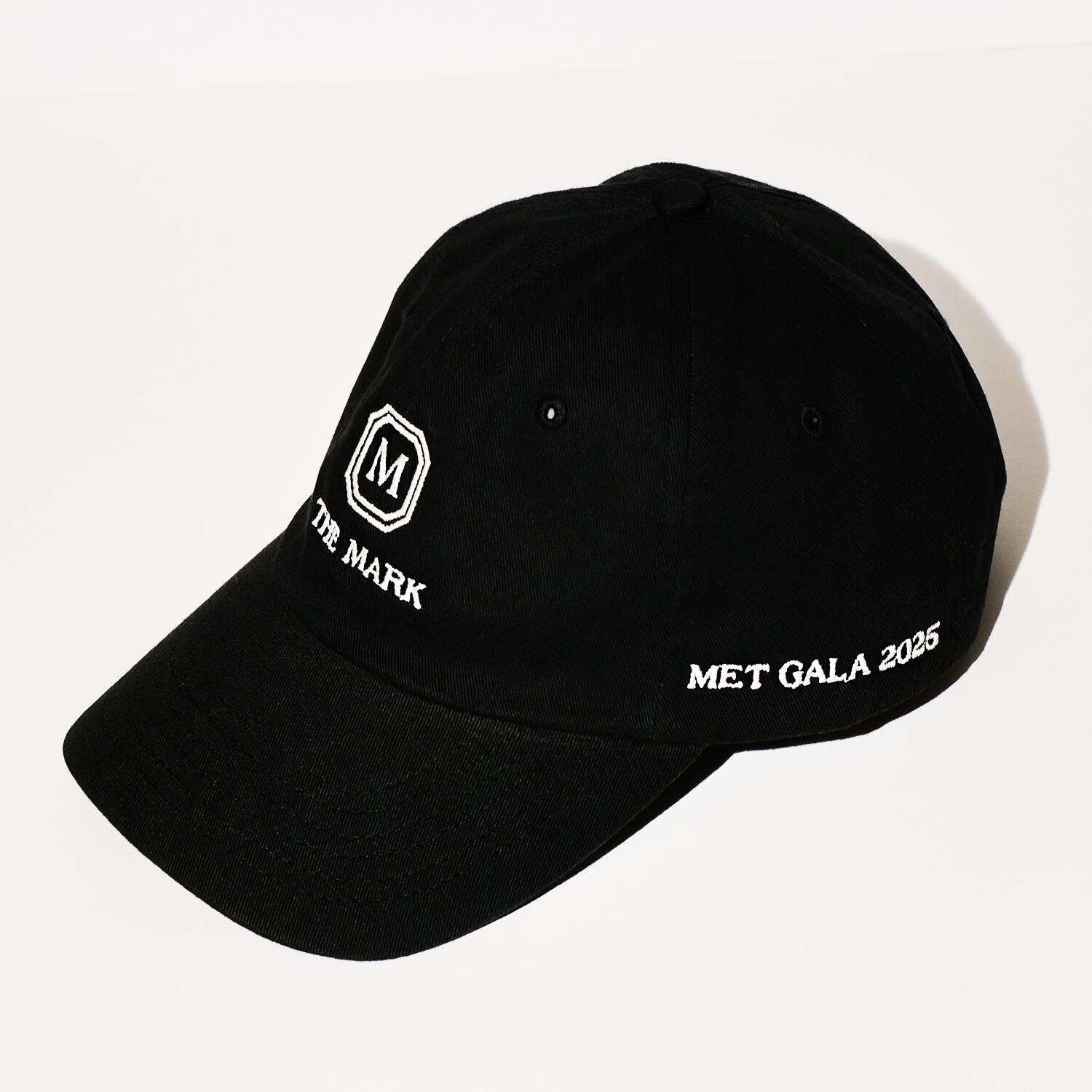 Este año, el regalo adquiere un valor simbólico aún mayor al coincidir con la temática de la Met Gala 2025: “Sleeping Beauties: Reawakening Fashion”, una reflexión poética sobre el renacer de la moda y su poder narrativo en diferentes contextos históricos.