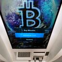 El logo del bitcoin aparece en la pantalla de un cajero automático de la criptomoneda en una tienda en Salem, New Hampshire. (AP Foto/Charles Krupa)