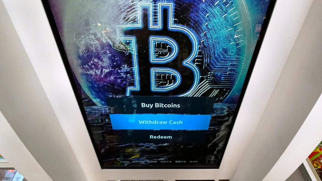 El logo del bitcoin aparece en la pantalla de un cajero automático de la criptomoneda en una tienda en Salem, New Hampshire. (AP Foto/Charles Krupa)