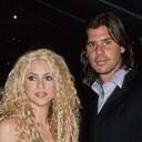 Colombian singer and songwriter Shakira, wearing a gold evening gown, and her partner, Argentine lawyer Antonio de la Rua attend the 43rd Annual Grammy Awards, held at the Staples Center in Los Angeles, California, 21st February 2001. (Photo by Vinnie Zuffante/Michael Ochs Archives/Getty Images)