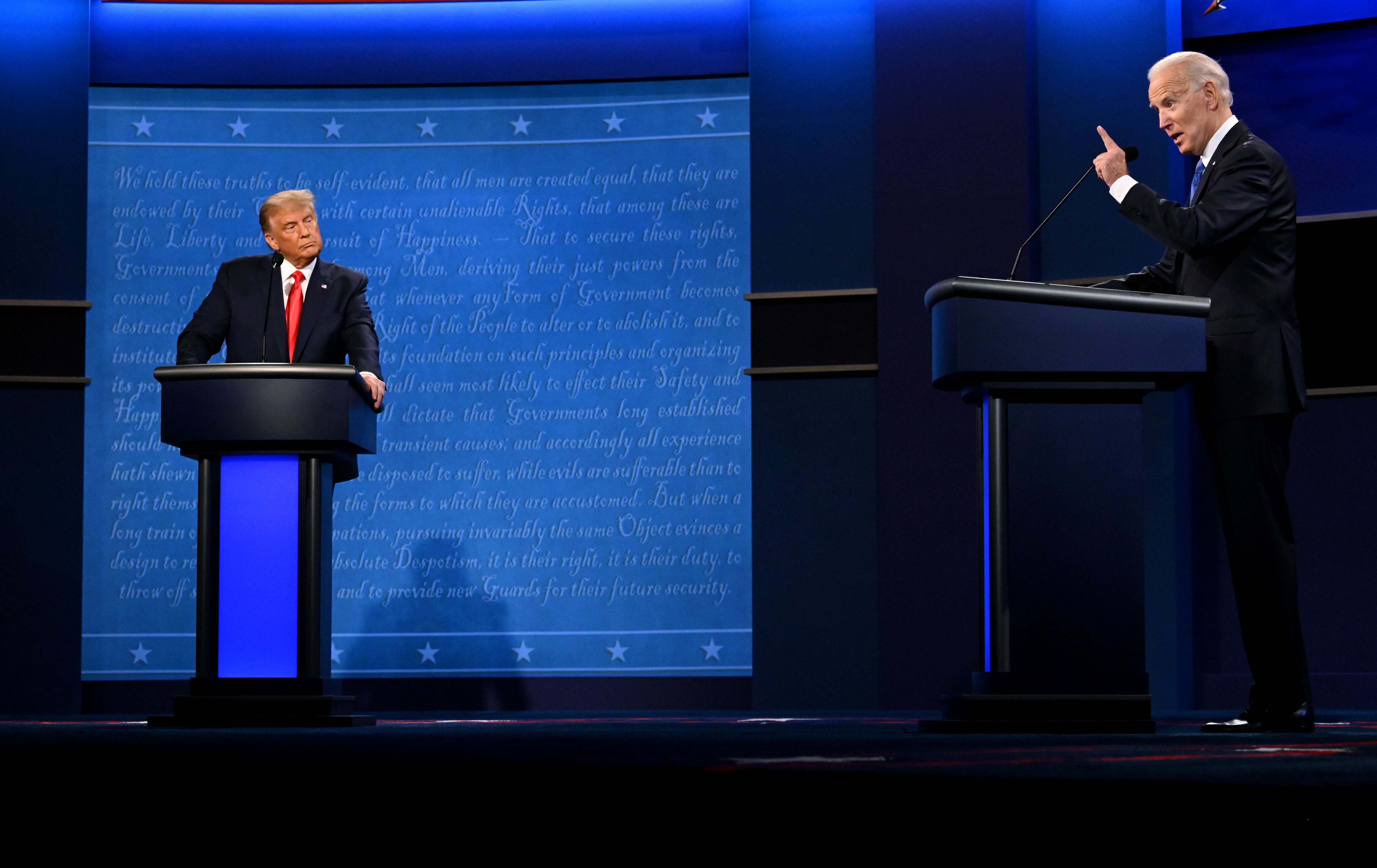 El candidato presidencial demócrata y exvicepresidente estadounidense Joe Biden (derecha) habla mientras el presidente estadounidense Donald Trump observa durante el debate presidencial final en la Universidad de Belmont en Nashville, Tennessee, el 22 de octubre de 2020 (Foto de JIM WATSON / AFP)