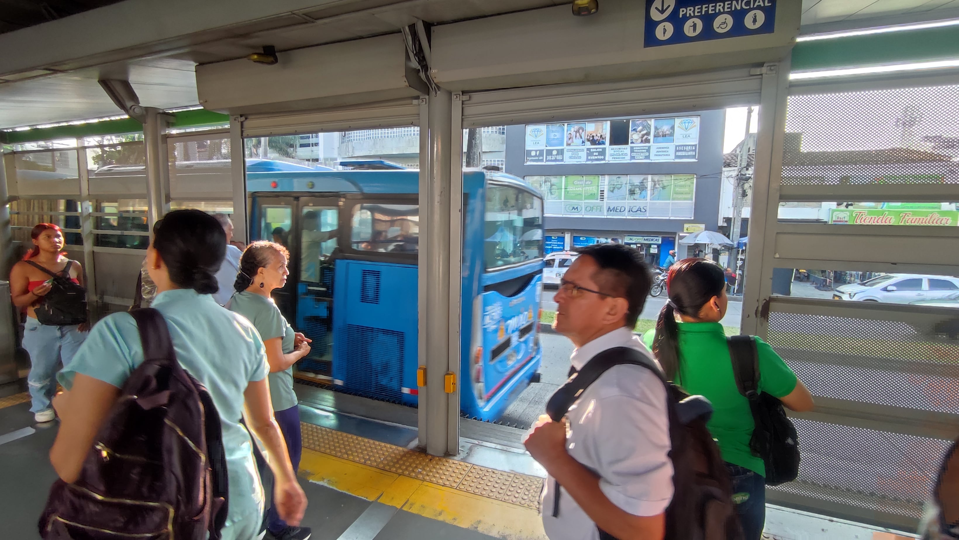 El Masivo Integrado de Occidente MIO es el sistema de transporte masivo de Cali .