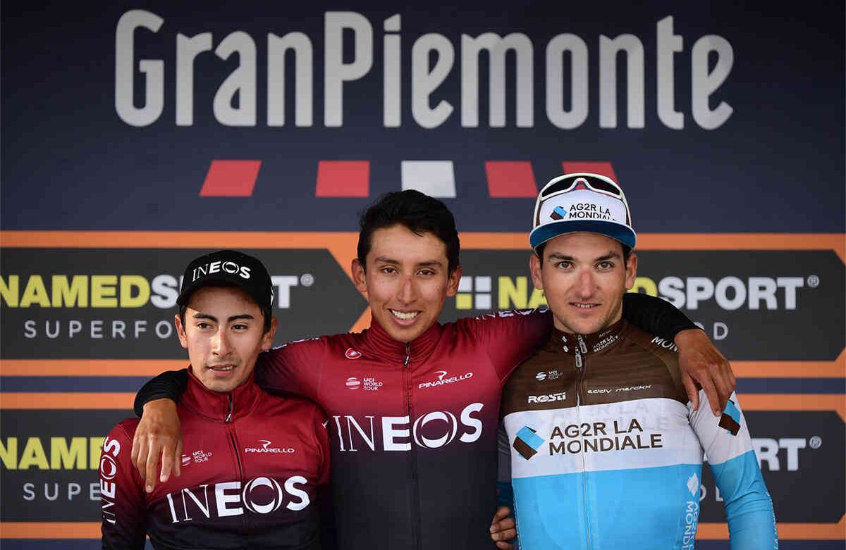 Los colombianos Egan Bernal e Iván Ramiro Sosa y el francés Nans Peters posan en el podio después de la carrera semiclásica del Gran Piemonte, al norte de Turín, el 10 de octubre de 2019. (Foto de MARCO BERTORELLO / AFP)