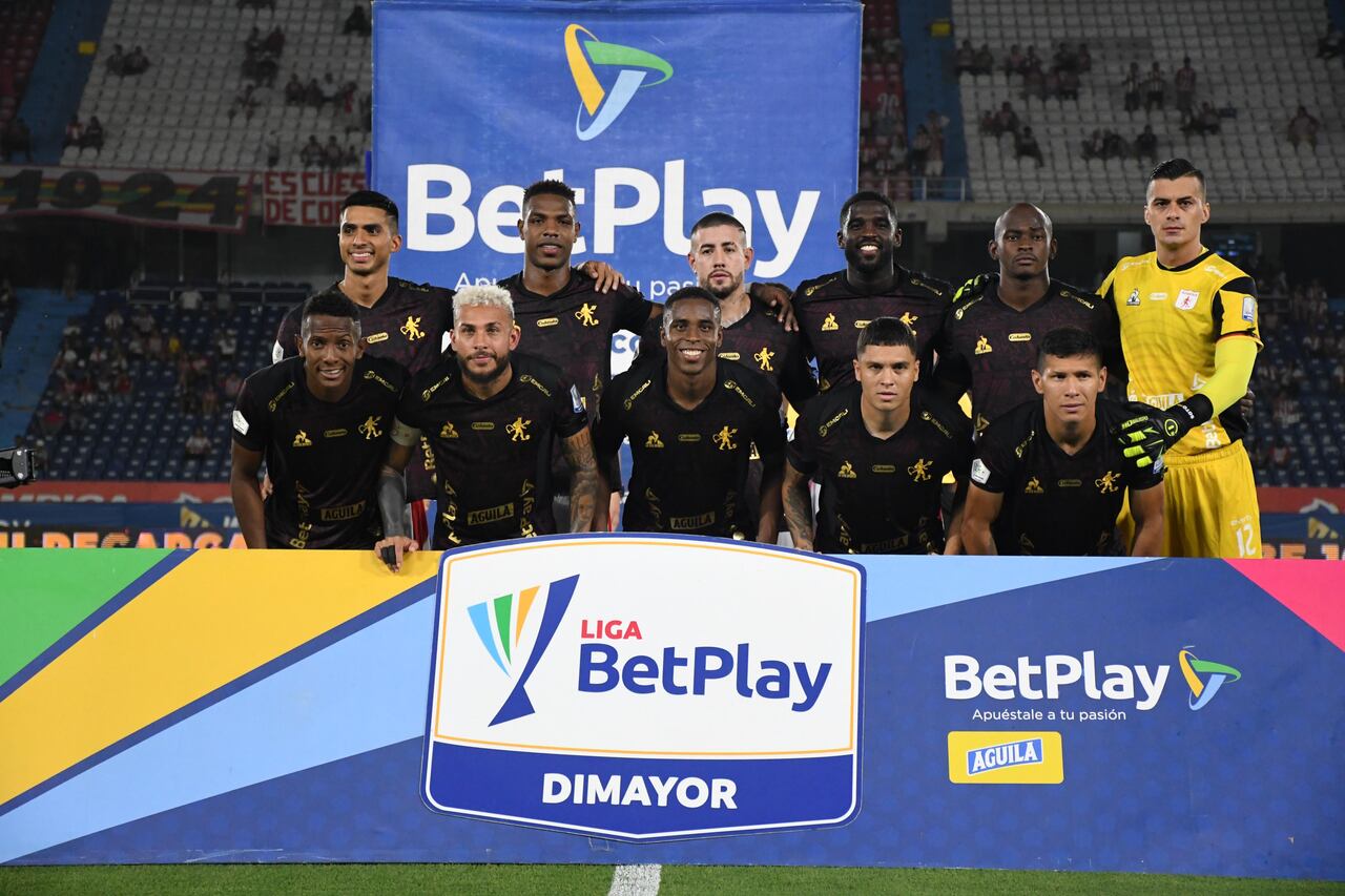 Titular de América de Cali que venció a Junior, en Barranquilla, por la quinta fecha del grupo A en cuadrangulares de Liga BetPlay 2025-l (Juan Fernando Quintero abajo, segundo de derecha a izquierda).