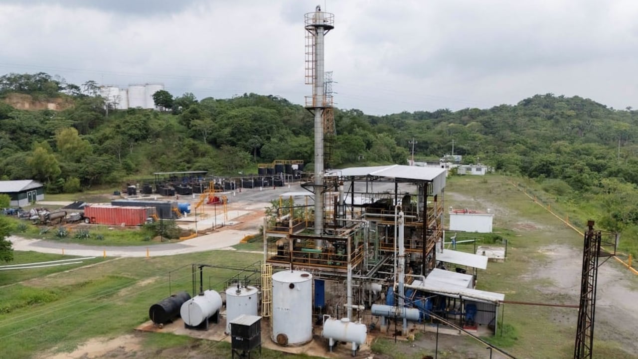 Imagen aérea de la deforestación causada por la refinería clandestina en Veracruz.