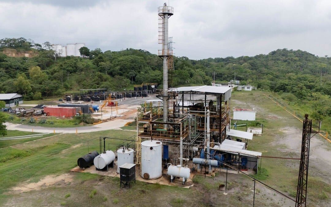 Imagen aérea de la deforestación causada por la refinería clandestina en Veracruz.