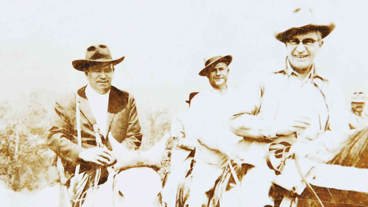 De izquierda a derecha: Alfredo Sierra, Evaristo Muñoz y Willis F. Bronkie, de camino a las minas de Chivor antes de que existiera una vía pavimentada.