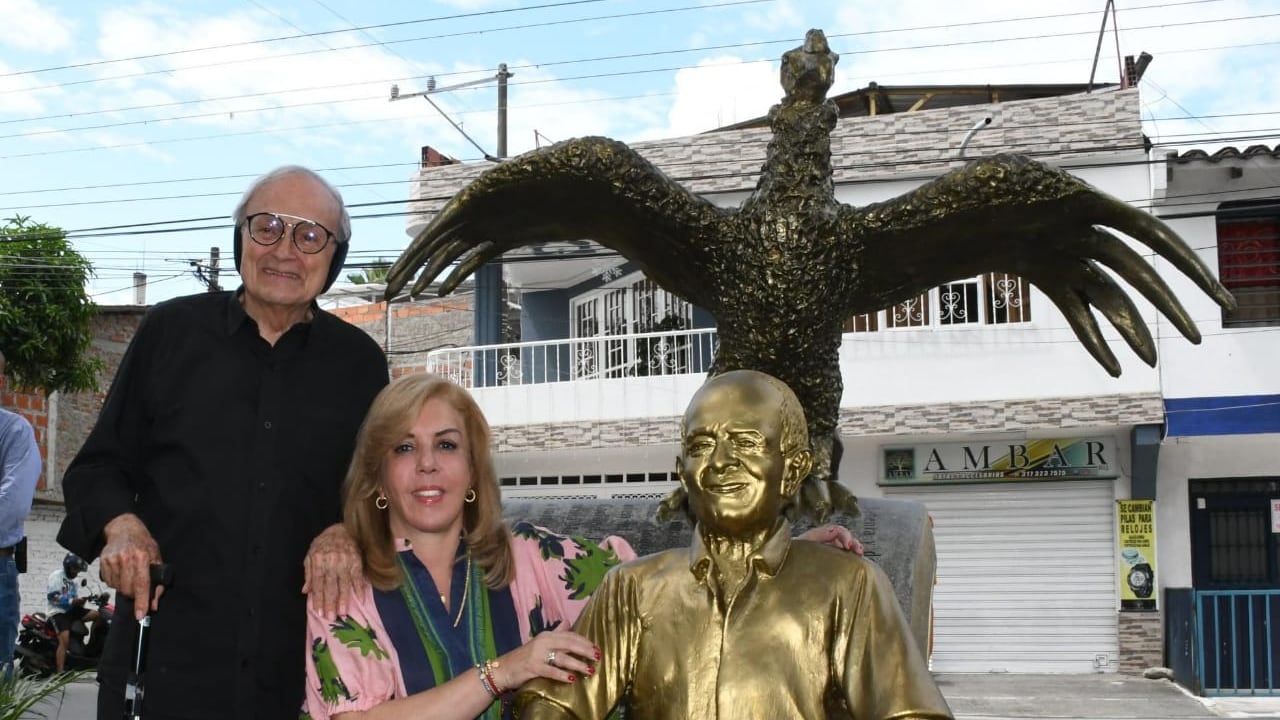 Monumento a escritor Gustavo Álvarez en Tuluá