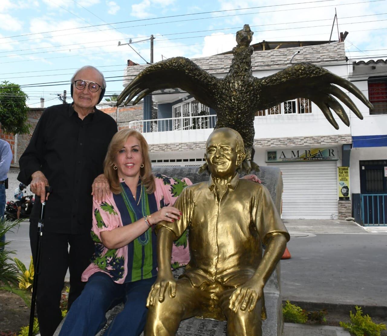 Monumento a escritor Gustavo Álvarez en Tuluá