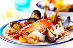 Los mariscos y el pescado crudos son de los alimentos que causan intoxicación alimentaria.