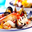 Los mariscos y el pescado crudos son de los alimentos que causan intoxicación alimentaria.