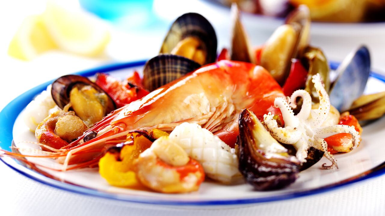 Los mariscos y el pescado crudos son de los alimentos que causan intoxicación alimentaria.