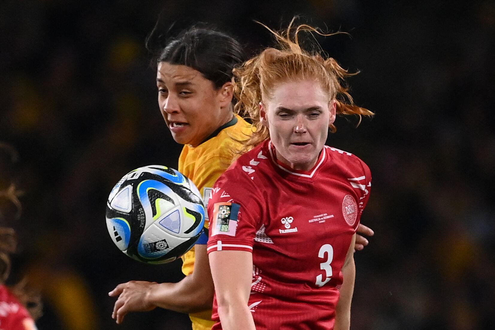 La delantera de Australia #20 Sam Kerr (I) lucha por el balón con la defensa de Dinamarca #03 Stine Ballisager Pedersen (D) durante el partido de fútbol de octavos de final de la Copa Mundial Femenina de Australia y Nueva Zelanda 2023 entre Australia y Dinamarca en el Stadium Australia de Sídney el 7 de agosto de 2023.