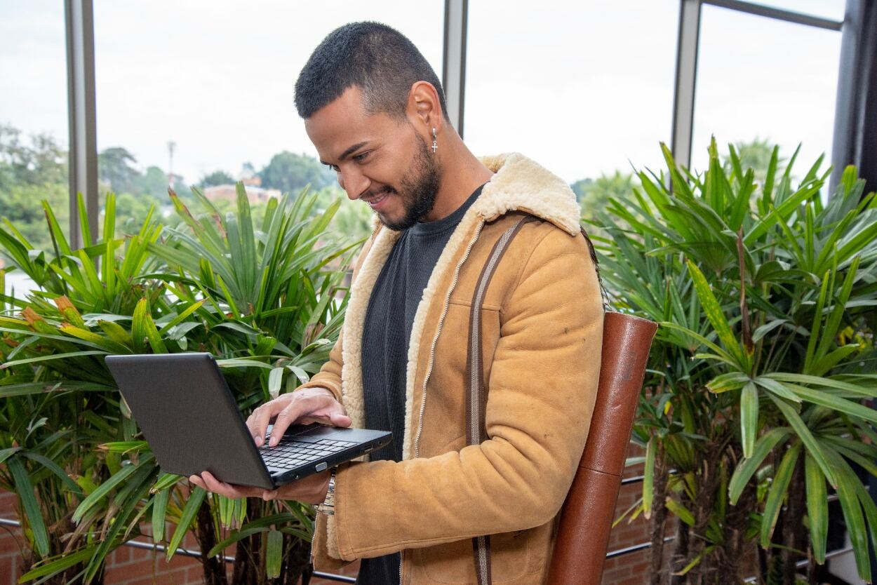 En mayo de 2022, Compensar se convirtió en la primera caja de compensación del país en recibir la autorización del Servicio Público de Empleo, entidad adscrita al Ministerio de Trabajo y Protección Social, para ofrecer el servicio de intermediación laboral con compañías ubicadas en otros países.