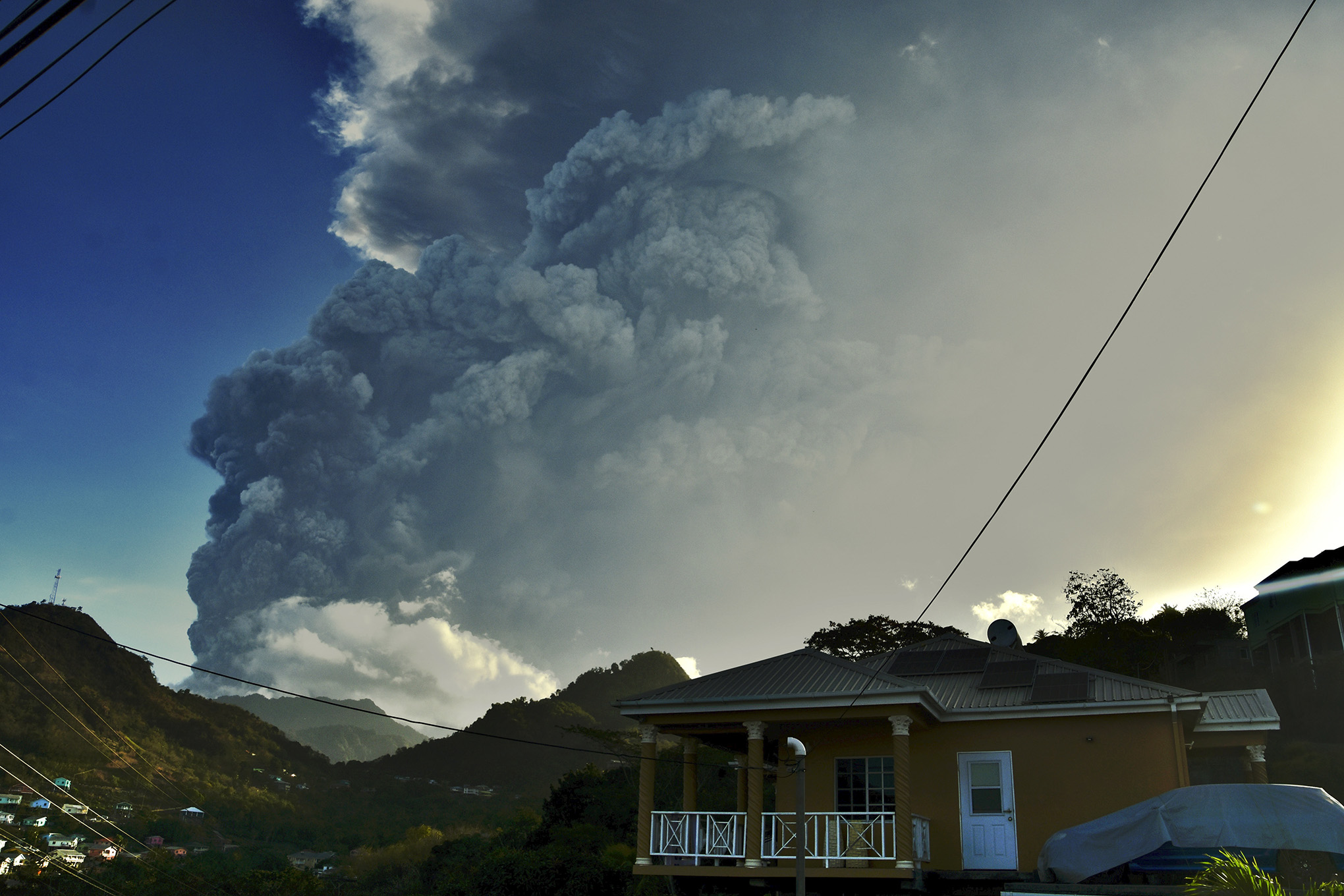 La ceniza se eleva en el aire cuando el volcán La Soufriere entra en erupción en la isla caribeña de San Vicente, el martes 13 de abril de 2021 (AP Photo / Orvil Samuel).
