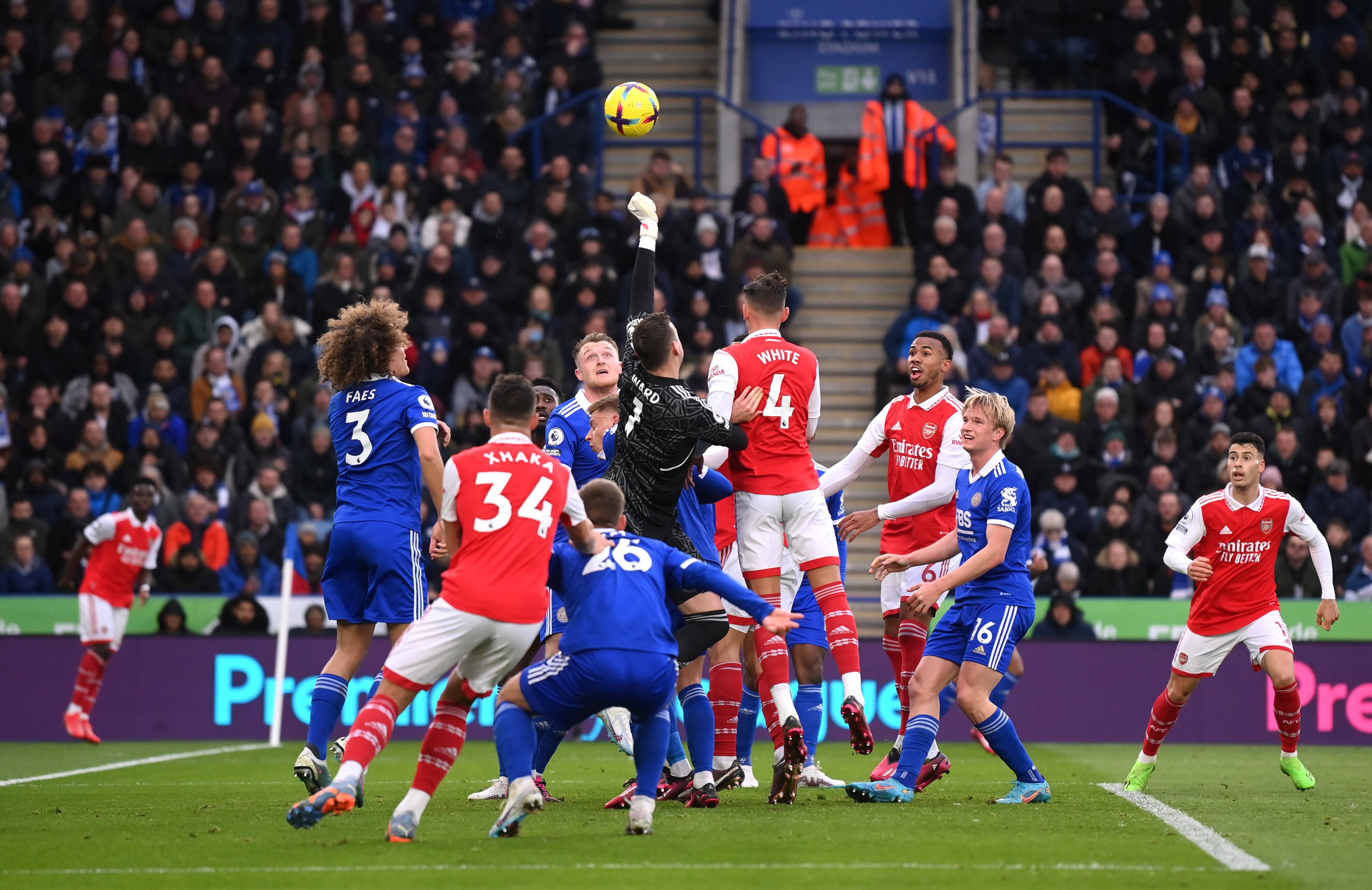 Jugada disputada por los aires en el Leicester City vs. Arsenal FC.