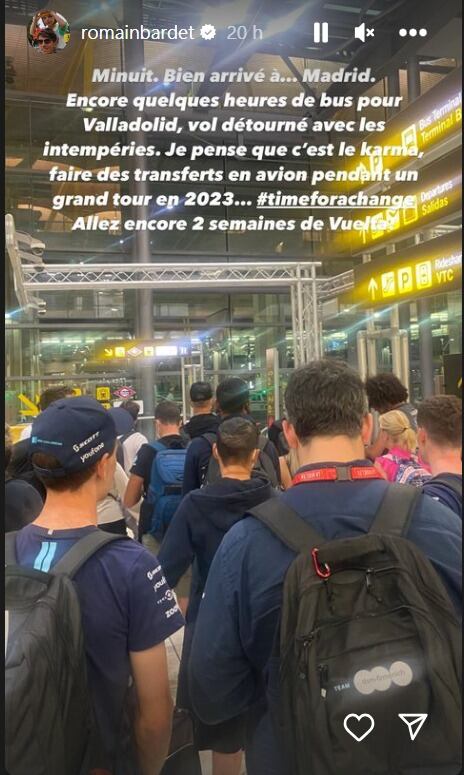 Romain Bardet se quejó en redes sociales por llegar tarde al hotel.