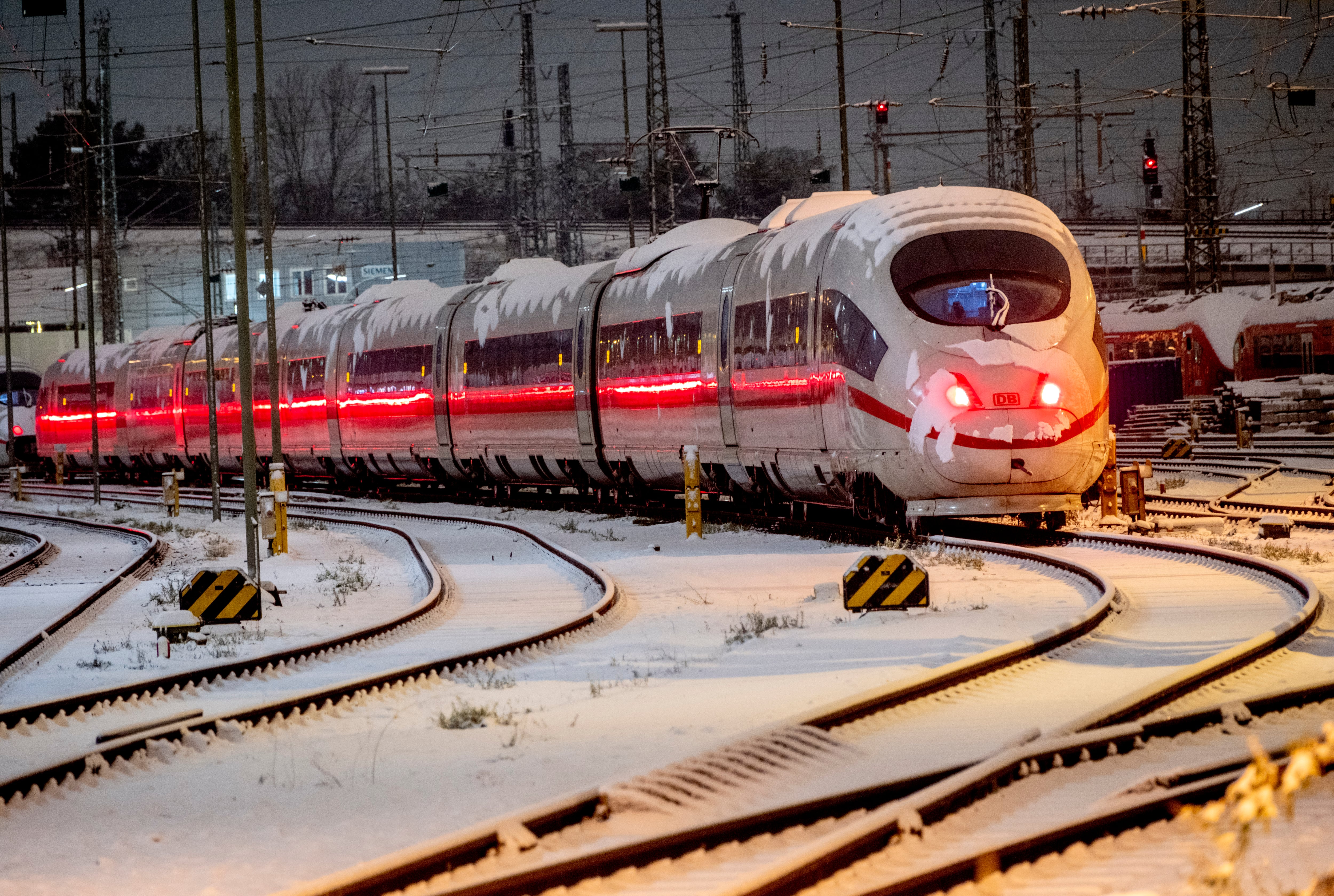 El aeródromo, que es el segundo más grande de Alemania, anunció el cierre temporal el lunes en la noche a consecuencia de la previsión meteorológica para el martes.