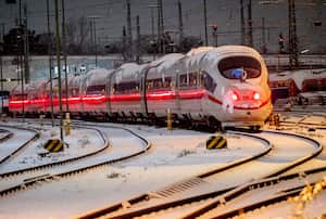Un tren de alta velocidad, estacionado en el exterior de la estación central de Fráncfort, Alemania, tras las nevadas caídas el 4 de diciembre de 2023. (AP Foto/Michael Probst)