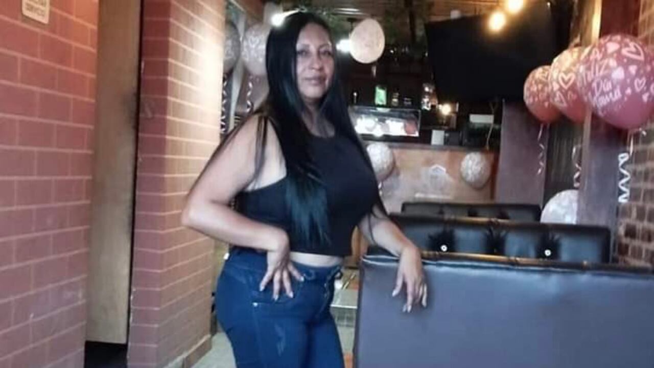 Una mujer murió después de que se le practicara una cirugía estética en un apartamento de la localidad de Kennedy, al sur de Bogotá, en un hecho que es investigado por las autoridades, luego de que se señalara que al parecer el inmueble es una casa fiscal de la Policía.