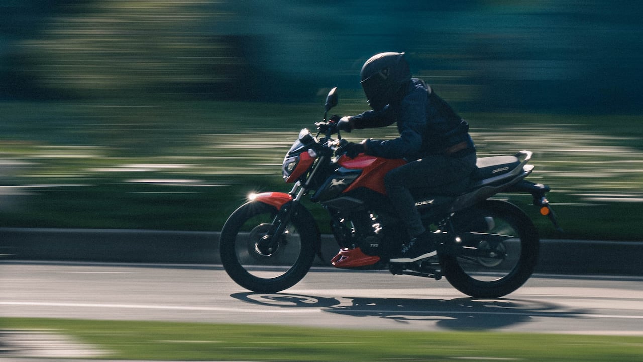 Cambiar la placa de una moto dañada es un procedimiento relativamente sencillo, pero es importante seguir los pasos adecuados.