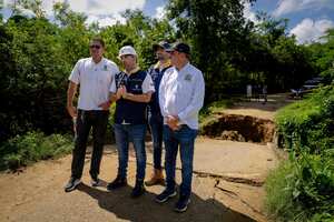 Gobernador de Bolívar, Yamil Arana, en la zona de la emergencia.