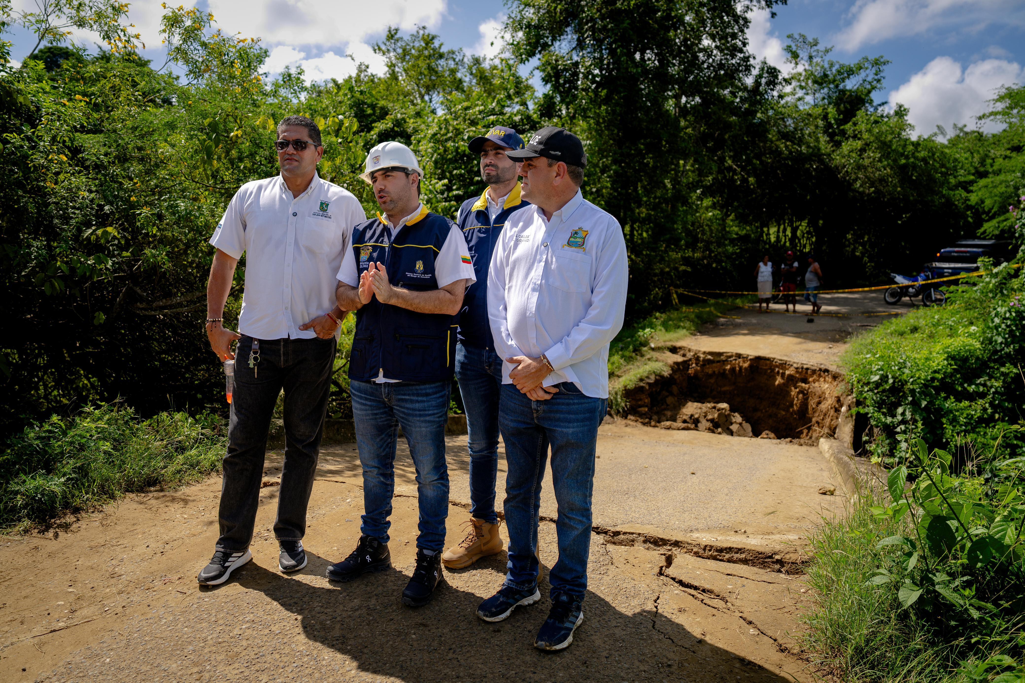 Gobernador de Bolívar, Yamil Arana, en la zona de la emergencia.