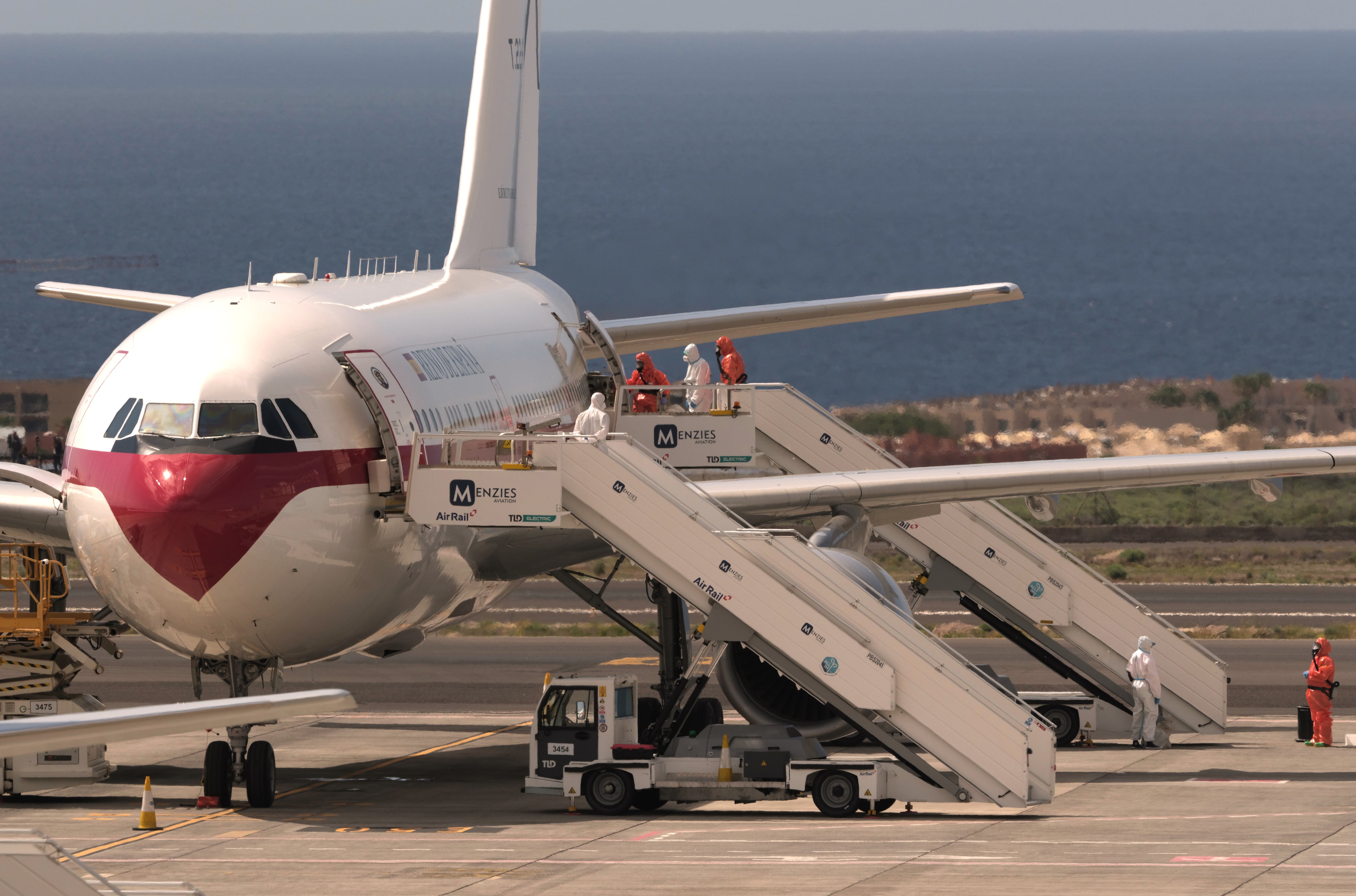 Un pasajero sube a un avión del gobierno español tras desembarcar del crucero MV Hondius, afectado por el hantavirus, en el aeropuerto de Tenerife, Islas Canarias, España.