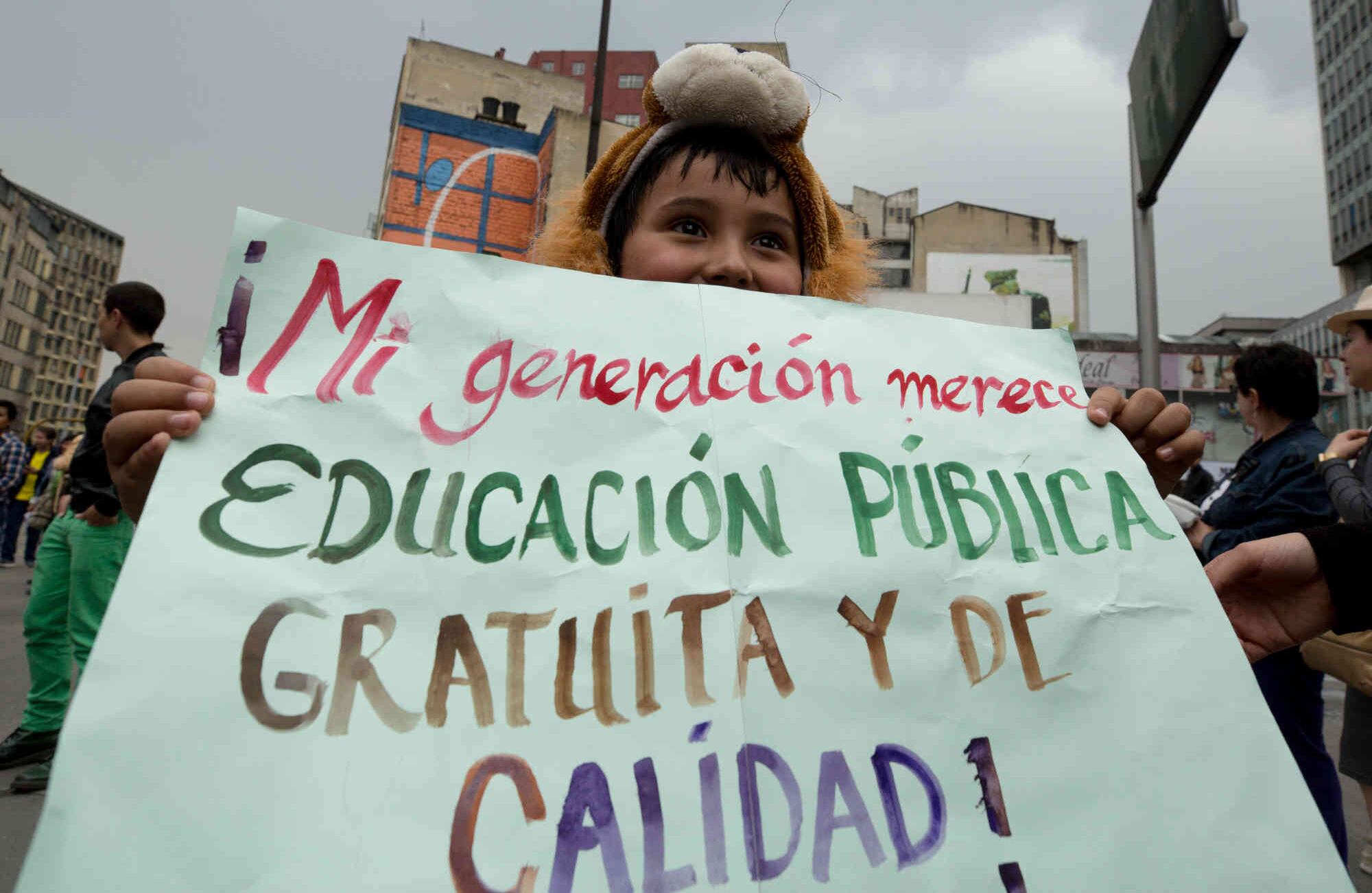 "Tejiendo la lucha, caminando la palabra de los pueblo indígenas defendemos la educación pública". Los estudiantes indígenes sumaron sus voces en la marcha. Daniel Reina / SEMANA