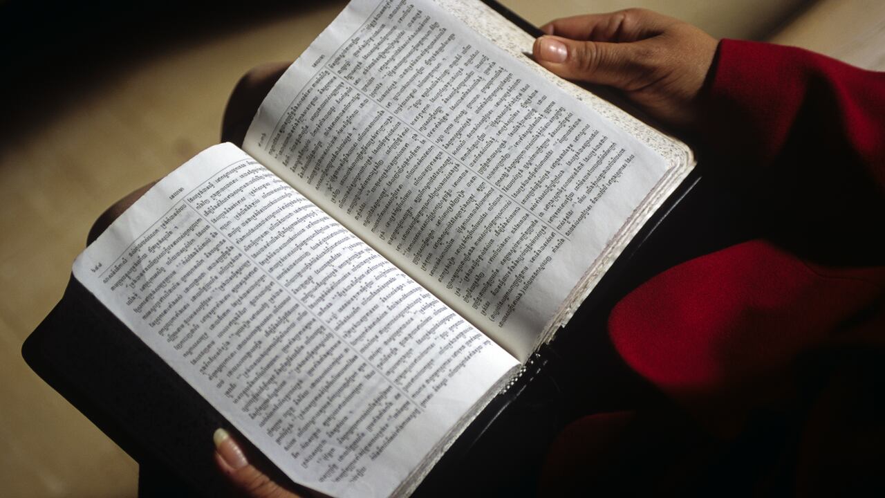 Un padre denunció la biblia y obligó a su retiro en algunos colegios de Utah.