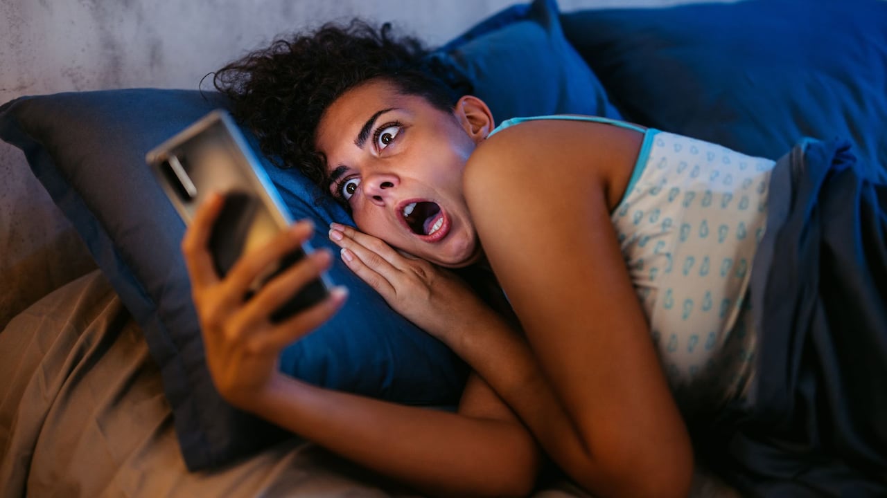 El celular de los usuarios puede ser hackeado por la vulneración de algunas funciones.