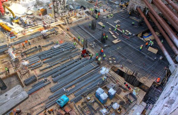 10 de agosto de 2011. El acero también se ve en el primer piso, donde se contruye una especie de terminal de transporte multimodal.