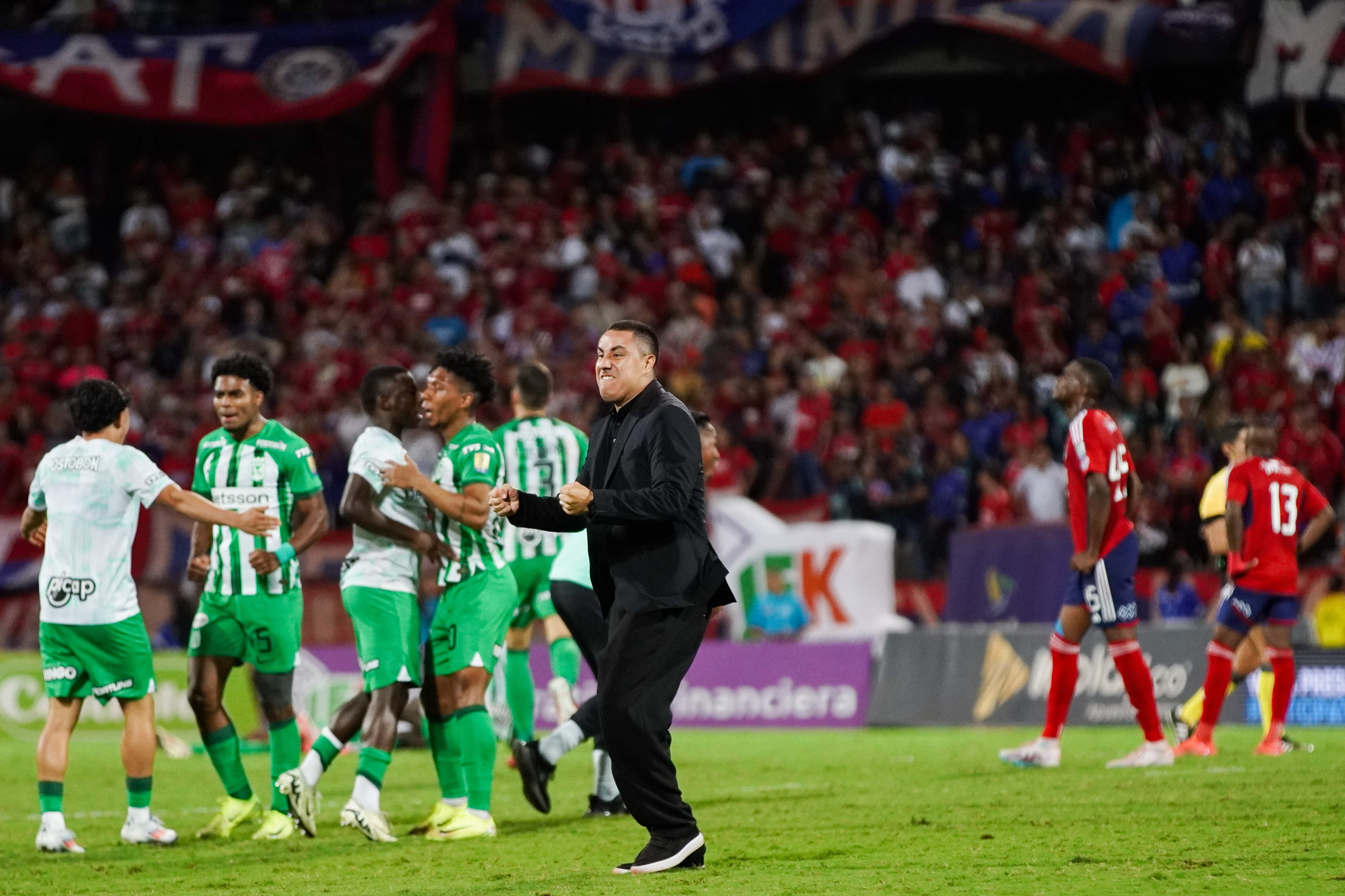 Efraín Juárez (centro), técnico de Atlético Nacional, celebra tras el juego de semifinales de Copa Colombia contra Independiente Medellín.