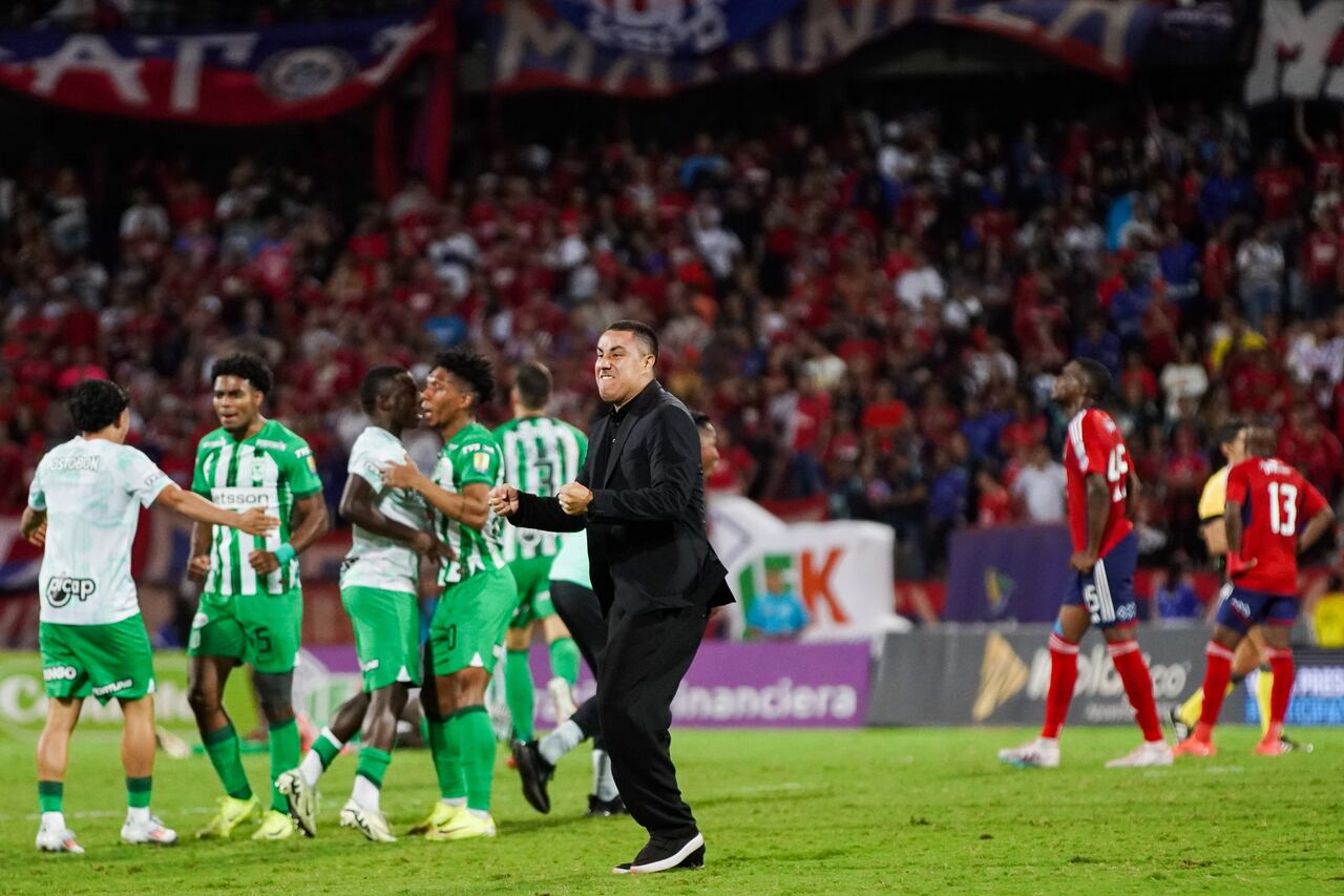 Efraín Juárez (centro), técnico de Atlético Nacional, celebra tras el juego de semifinales de Copa Colombia contra Independiente Medellín.