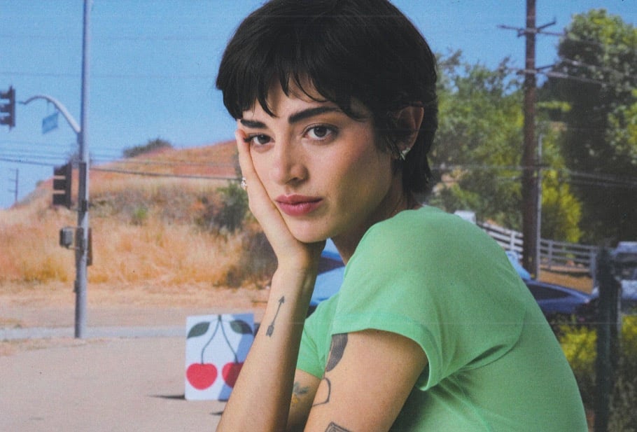 Zoe Gotusso lanza Detalles, un álbum que se anima a un gesto poco frecuente en la música pop contemporánea: dialogar con un repertorio canónico sin caer en la nostalgia, reinterpretando ocho canciones de Roberto Carlos, el gigante brasileño cuyo universo sentimental marcó a generaciones enteras.