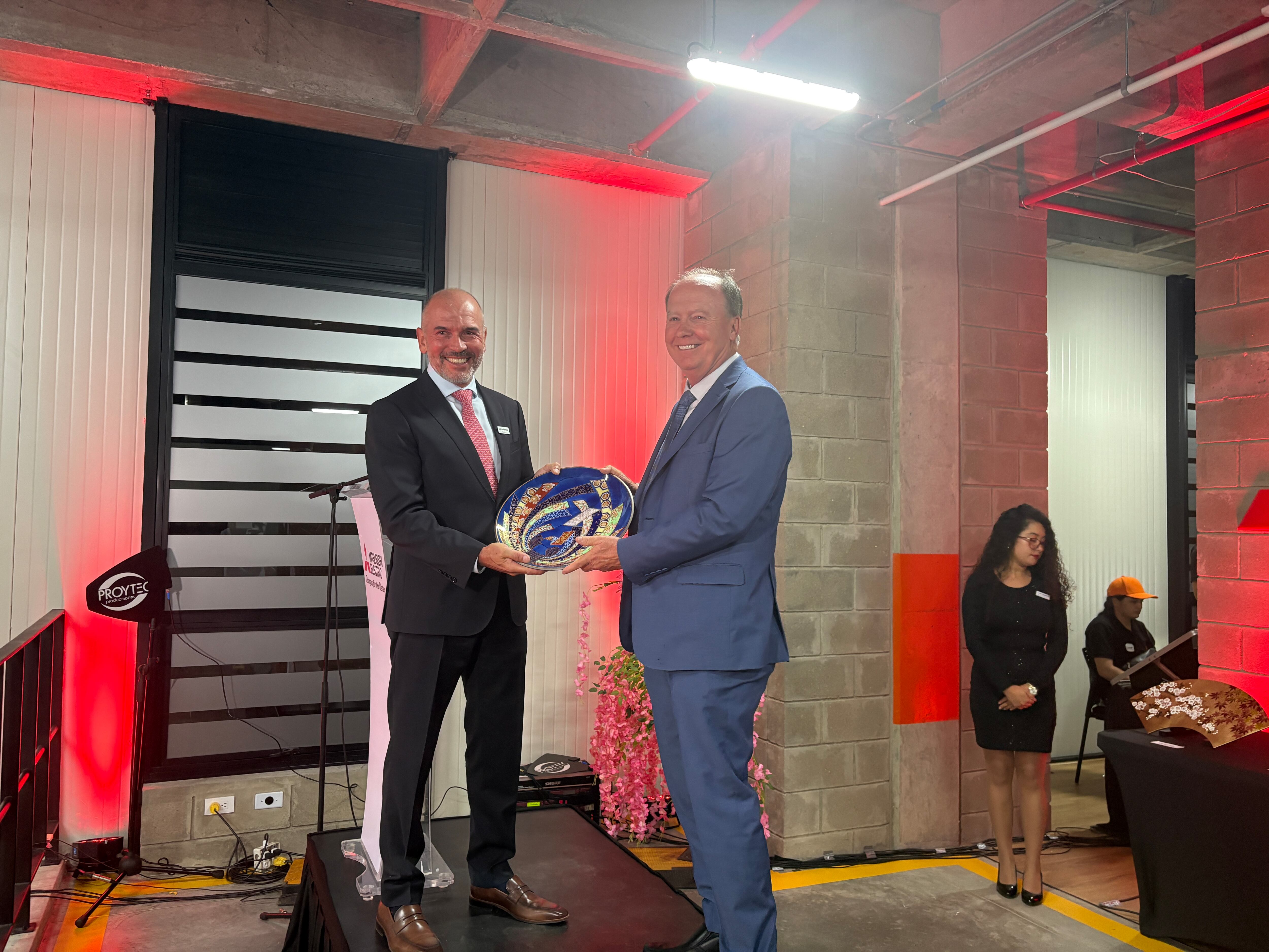 Andrés Ramírez presidente de Mitsubishi Electric en Colombia recibiendo reconocimientos de Mike Corbo, presidente y CEO de Mitsubishi Electric U.S.