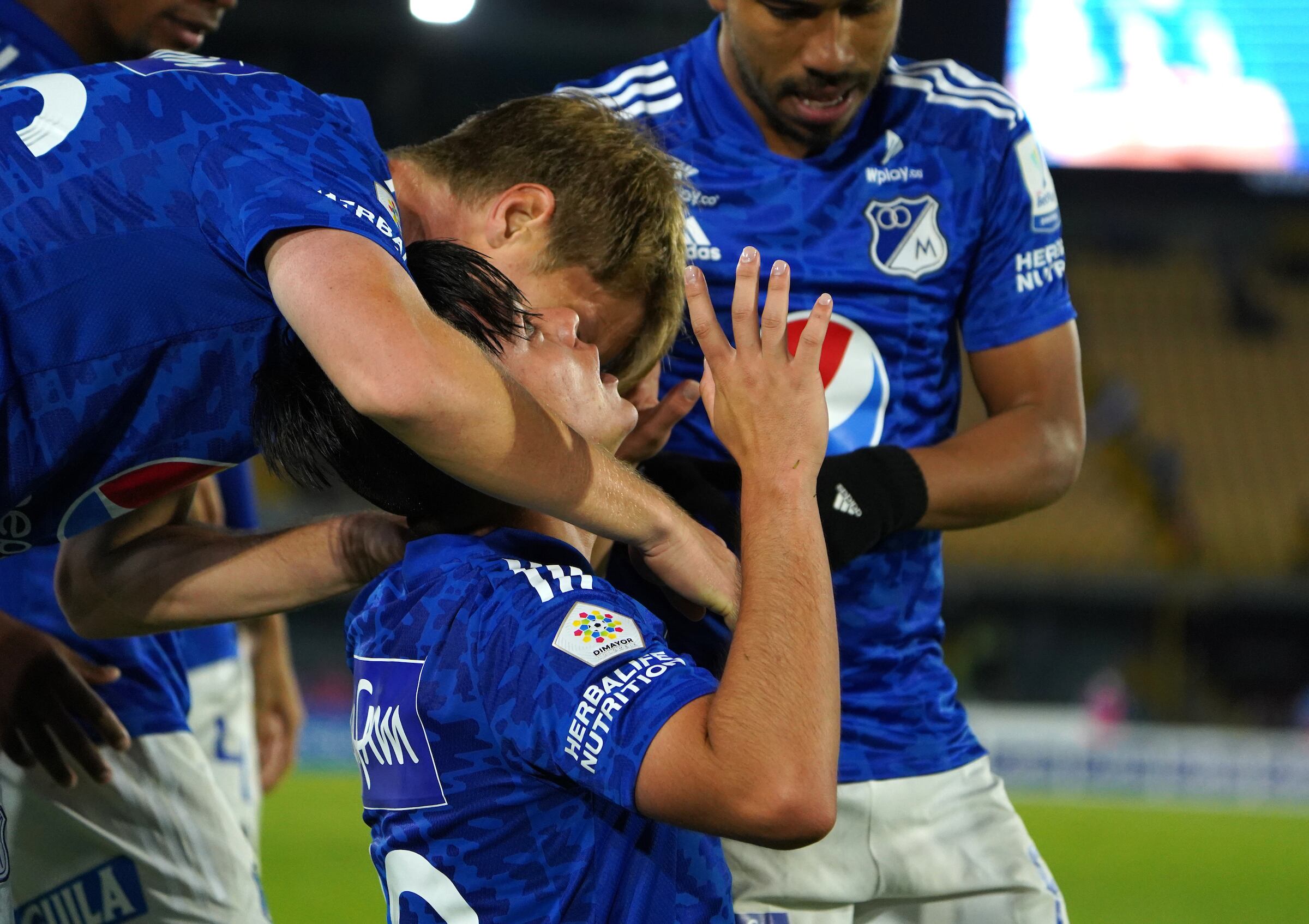BOGOTA - COLOMBIA, 16-02-2022: Daniel Ruiz de Millonarios F.C. celebra después de anotar el gol de su equipo durante partido entre Millonarios F.C. y Águilas Doradas por la fecha 7 como parte de la Liga BetPlay DIMAYOR I 2022 jugado en el estadio Nemesio Camacho El Campin de la ciudad de Bogotá. / Daniel Ruiz of Millonarios celebrates after scoring the goal of his team during match between Millonarios F.C. and and Aguilas Doradas for the date 7 as part of the BetPlay DIMAYOR League I 2022 played at the Nemesio Camacho El Campin Stadium in Bogota city . Photo: VizzorImage / Andres Rot / Contribuidor