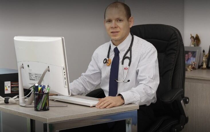 Profesor y médico internista/endocrinólogo, Javier Ellis Acosta, en su consultorio médico.
