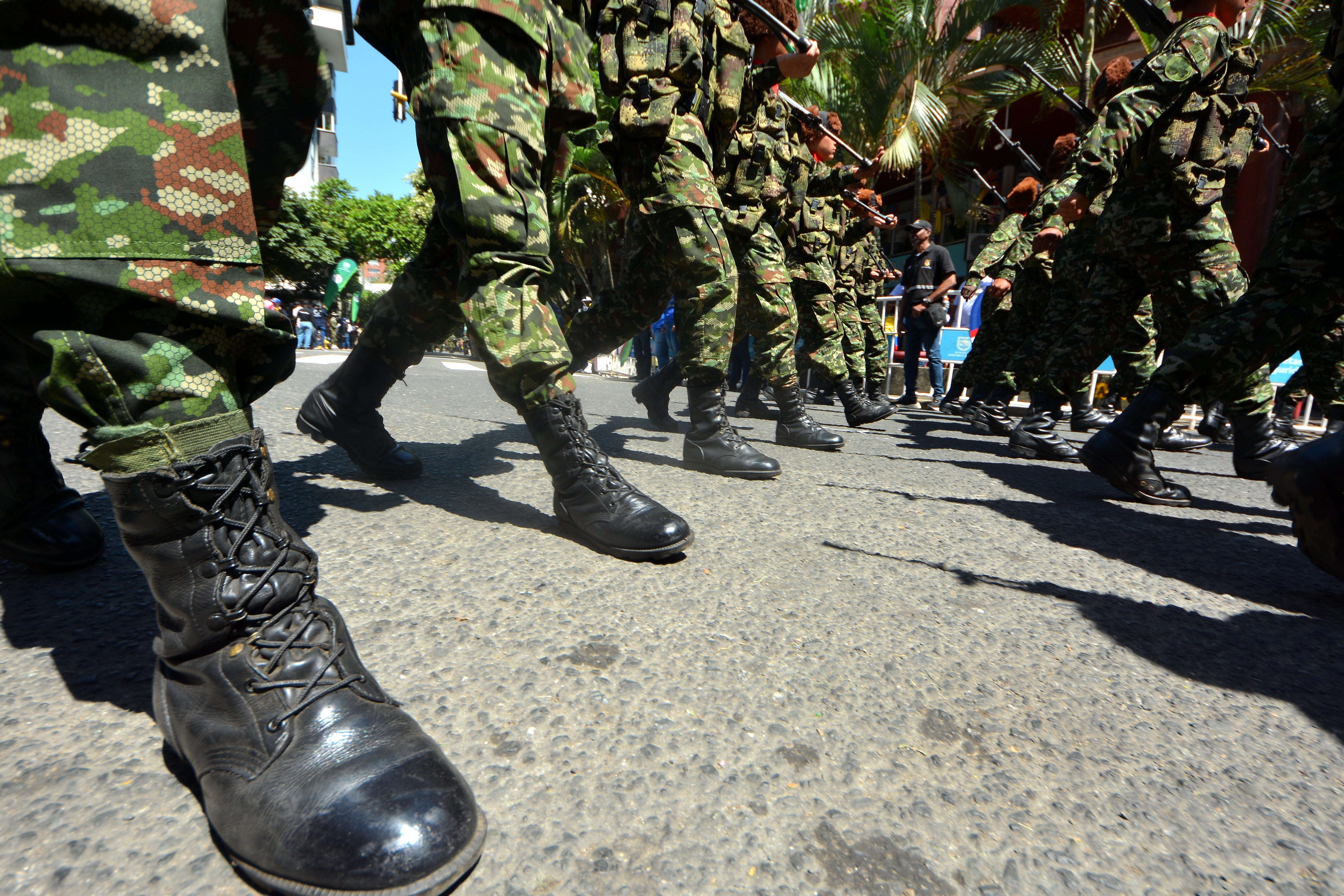Así fue el desfile militar del 20 de julio en Cali, que recorrió la emblemática Avenida Sexta. Miles de caleños acompañaron el desfile militar.