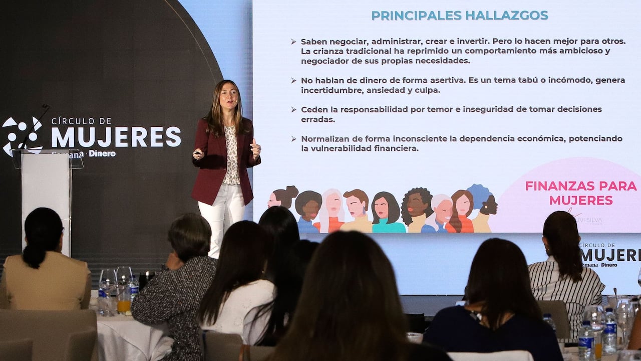 En cuanto a inversiones, Silva recomienda empezar con instrumentos de bajo riesgo, como fondos de renta fija o CDT, y avanzar progresivamente hacia activos productivos: bienes raíces, franquicias, portafolios de acciones o incluso productos digitales que generen ingresos recurrentes.