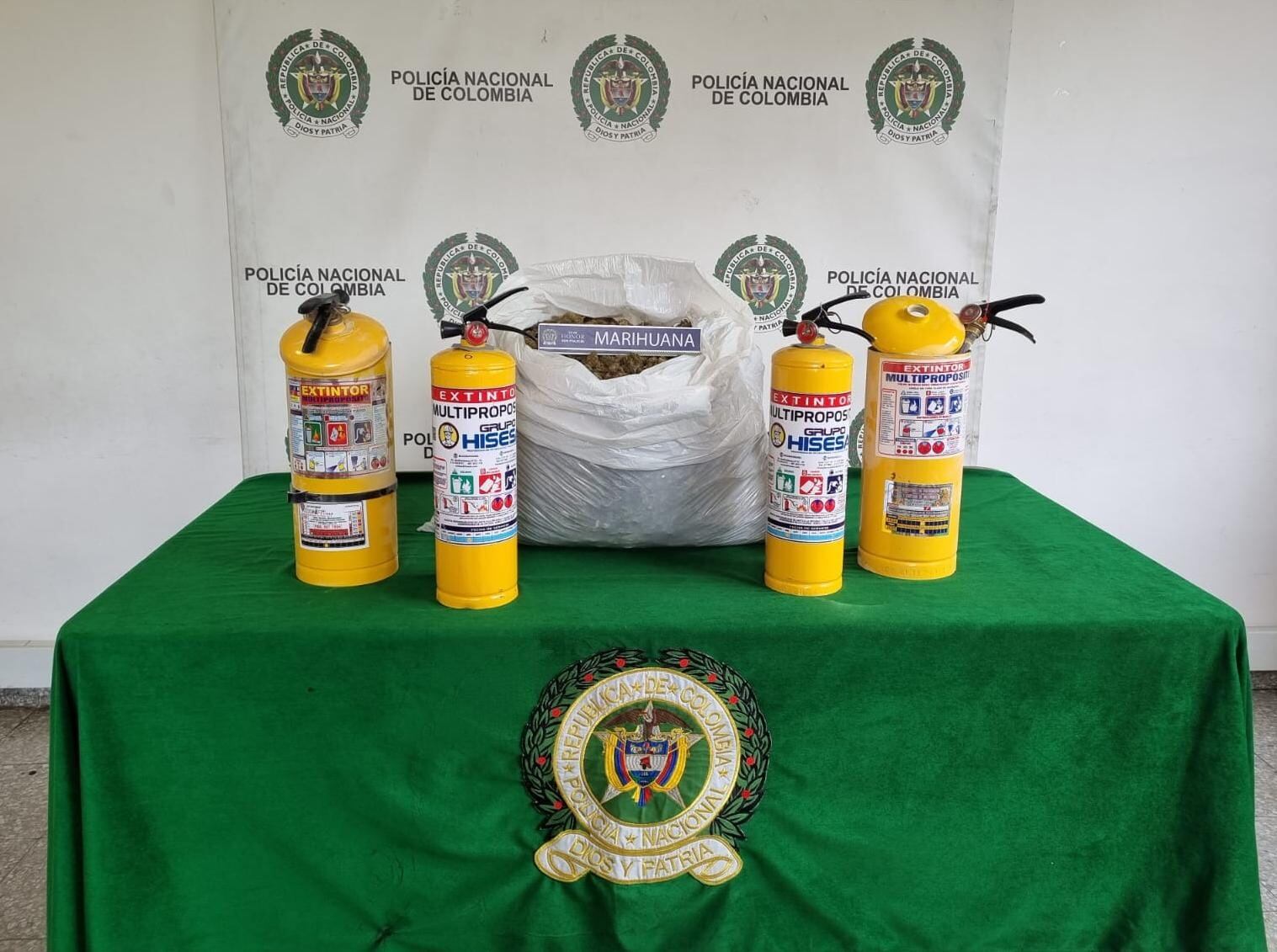 El canino antinarcóticos detectó 12 kilos de marihuana que iban para Leticia, escondidos en extintores amarillos.