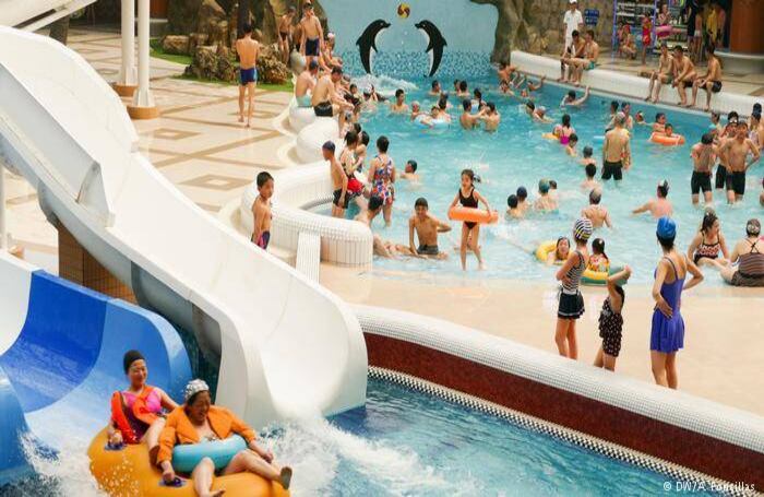 Complejo de ocio gigantesco en la capital para el disfrute de la clase más pudiente. Cuenta con tres piscinas y otros tantos restaurantes donde se puede degustar cerveza de barril fría y el típico kimchi o col fermentada. Foto: DW