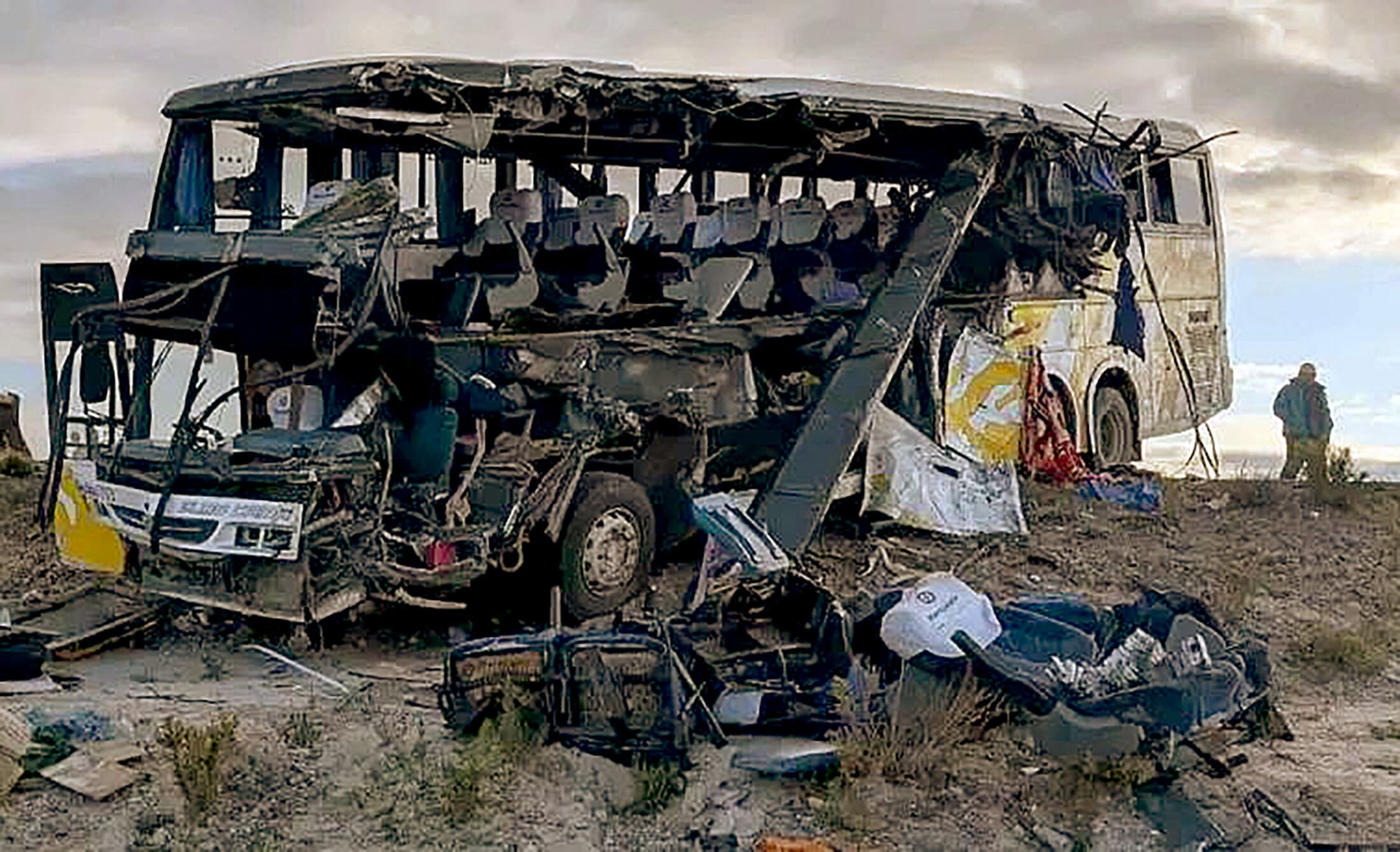 Handout picture released by Bolivian Police shows the wreckage of a bus that collided with another one on a highway near Uyuni, Bolivia on March 1, 2025. Two passenger buses collided in the early hours of March 1, 2025, on a highway in southern Bolivia, leaving at least 37 dead, including two children, and some 30 people injured, police said. (Photo by Handout / Bolivian Police / AFP) / RESTRICTED TO EDITORIAL USE - MANDATORY CREDIT "AFP PHOTO / Bolivian Police / HANDOUT /  " - NO MARKETING NO ADVERTISING CAMPAIGNS - DISTRIBUTED AS A SERVICE TO CLIENTS