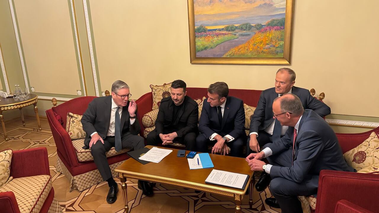El primer ministro británico, Keir Starmer; el presidente ucraniano, Volodímir Zelenski; el presidente francés, Emmanuel Macron; el primer ministro polaco, Donald Tusk; y el canciller alemán, Friedrich Merz, asisten a una llamada telefónica con el presidente Donald Trump tras su reunión en Kiev, en medio de la invasión rusa de Ucrania.