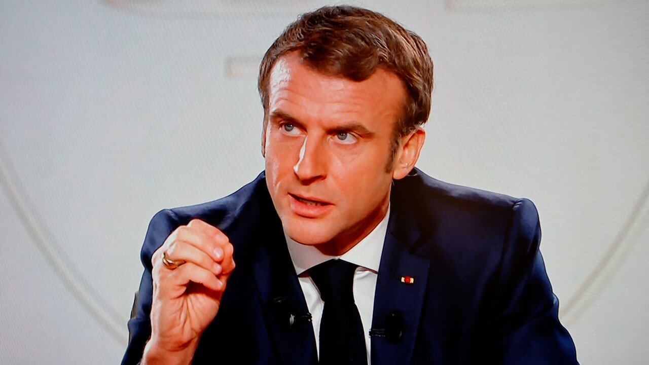 El presidente francés Emmanuel Macron responde preguntas durante una entrevista en el Palacio del Elíseo en París. (Photo by Ludovic MARIN / AFP)