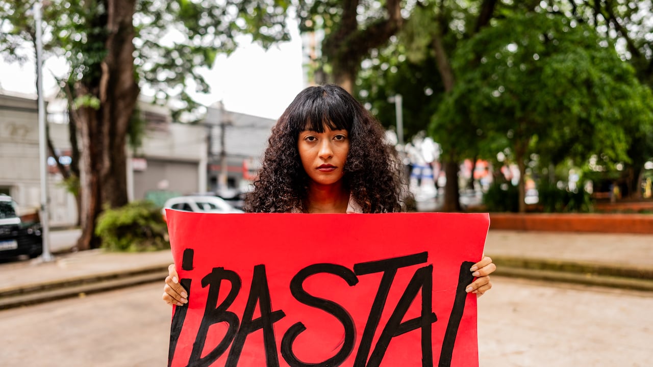 Mujer protesta contra Feminicidios.