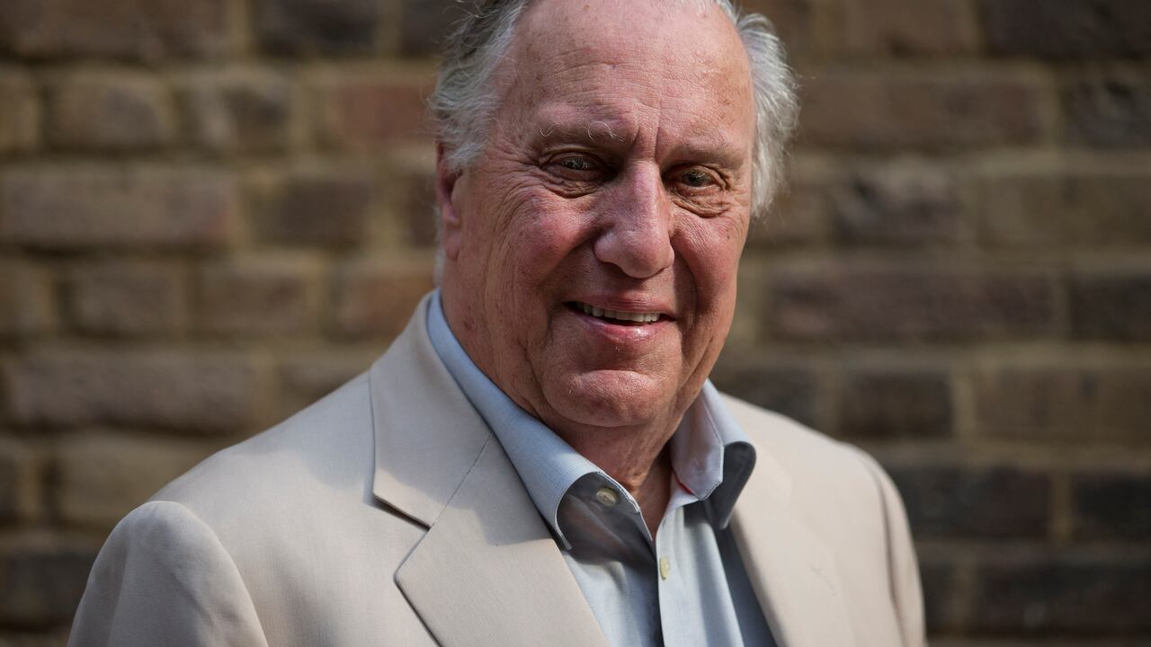 El escritor británico Frederick Forsyth, en 2016. El autor de 'The Day of The Jackal' author murió a los 86 años.