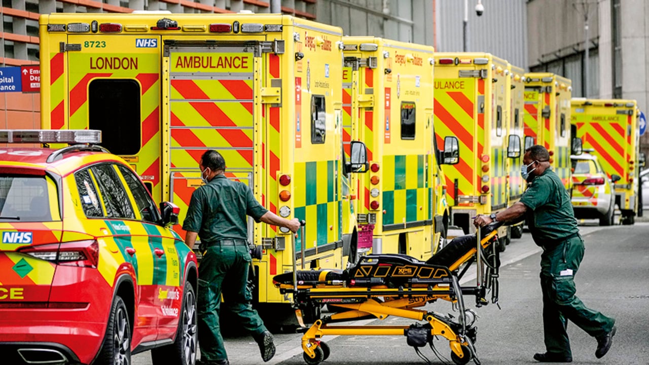 Gran Bretaña. Más de 39.000 miembros del personal hospitalario se ausentaron por cuarentenas por covid-19, un aumento del 59 por ciento respecto a la semana precedente. El Gobierno desplegó 200 militares para apoyar estos servicios.