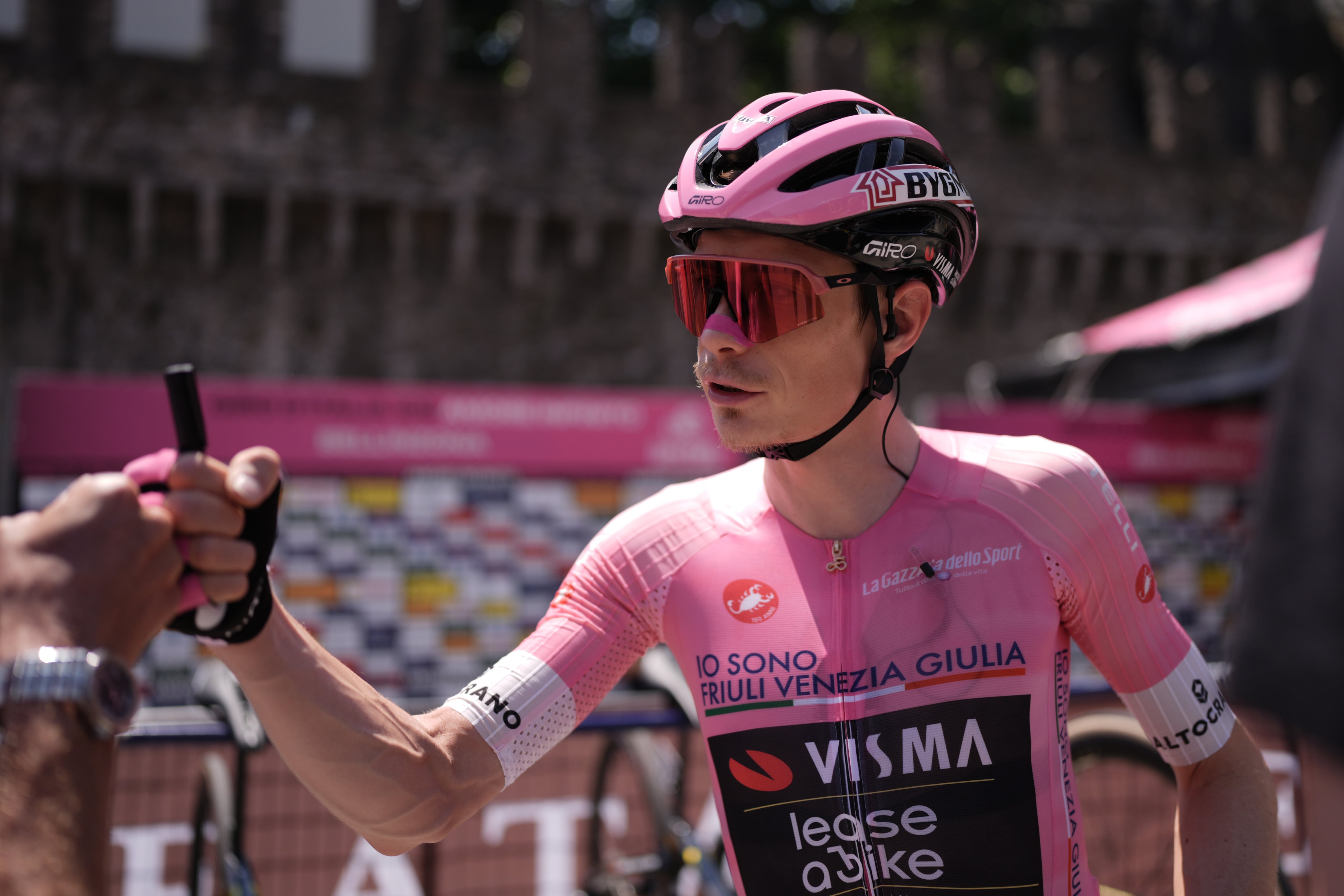 Denmark's Jonas Vingegaard wears the pink jersey of the race overall leader ahead of the 16th stage of the Giro d'Italia cycling race from Bellinzona to Cari', Switzerland, Tuesday May 26, 2026. (Massimo Paolone /LaPresse via AP)