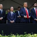 De izquierda a derecha, la vicepresidenta Kamala Harris, la candidata presidencial demócrata, el presidente Joe Biden, Michael Bloomberg, el expresidente Donald Trump, el candidato presidencial republicano, y el senador JD Vance, republicano por Ohio, el candidato republicano a la vicepresidencia, asisten a la ceremonia conmemorativa del 11 de septiembre en el 23º aniversario de los ataques terroristas del 11 de septiembre de 2001, miércoles 11 de septiembre de 2024, en Nueva York. (Foto AP/Yuki Iwamura)